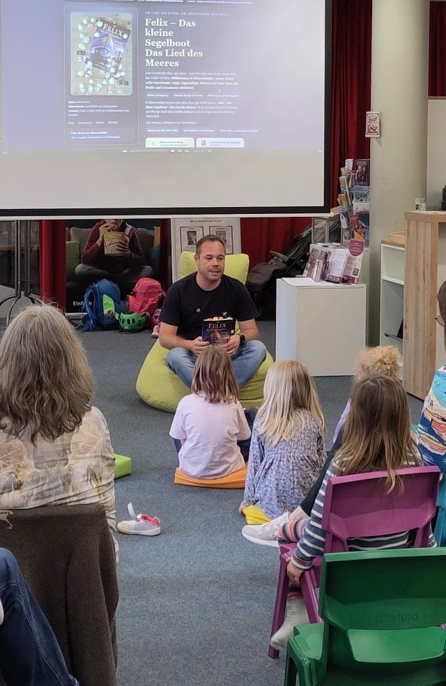 Vorleseszene der ersten Lesung mit Publikum in der Bibliothek